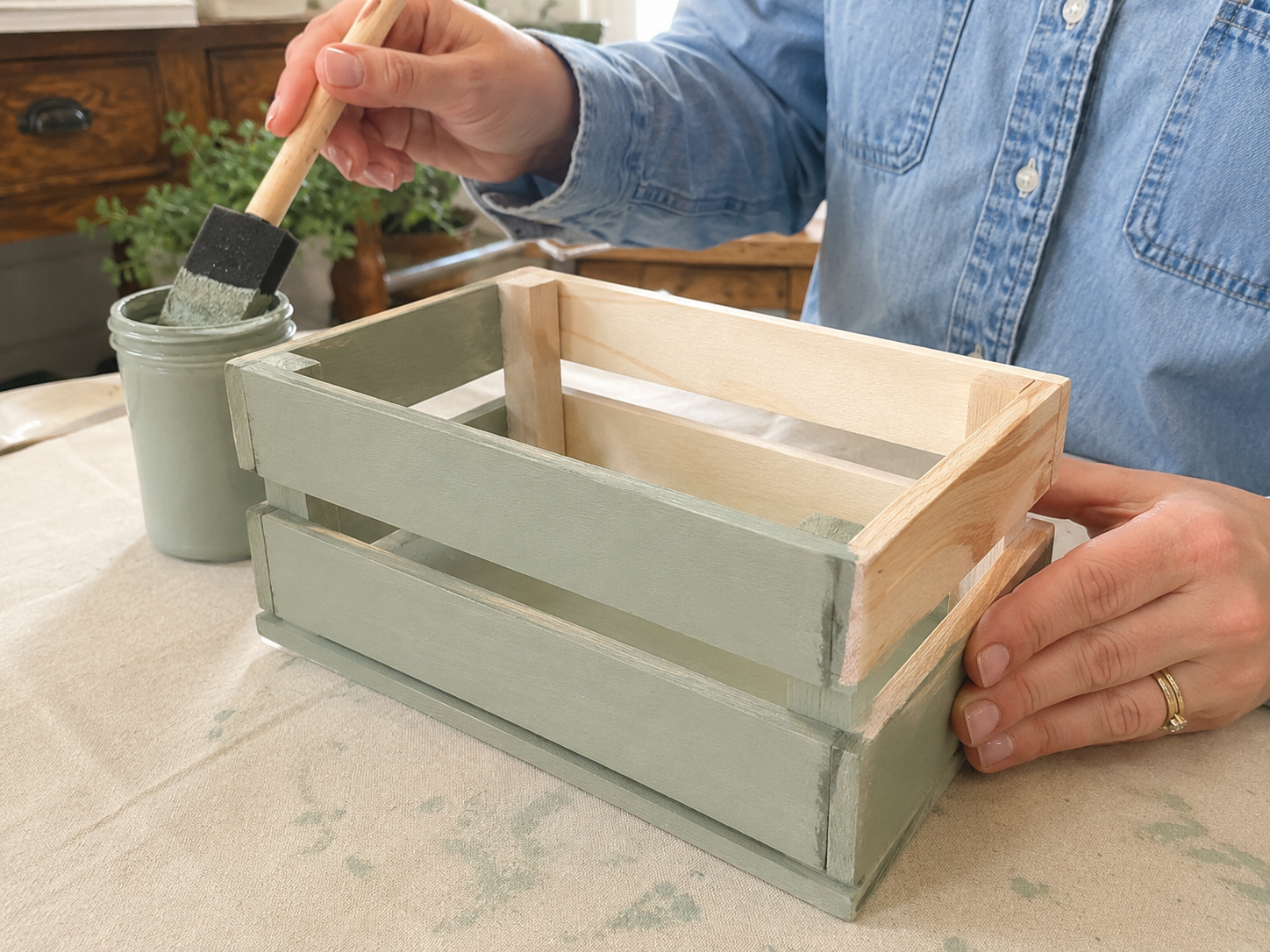 How to paint the wooden crate - Charming Farmhouse Caddy: Cutting Board & Crate DIY DIY tutorial