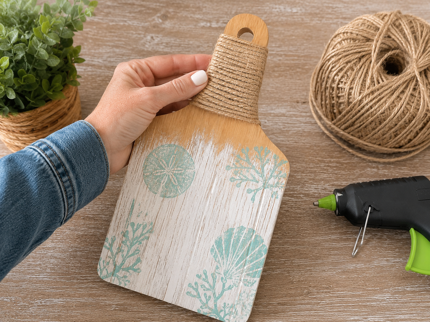 How to wrap handle with jute - DIY Coastal Farmhouse Cutting Board Decor DIY tutorial