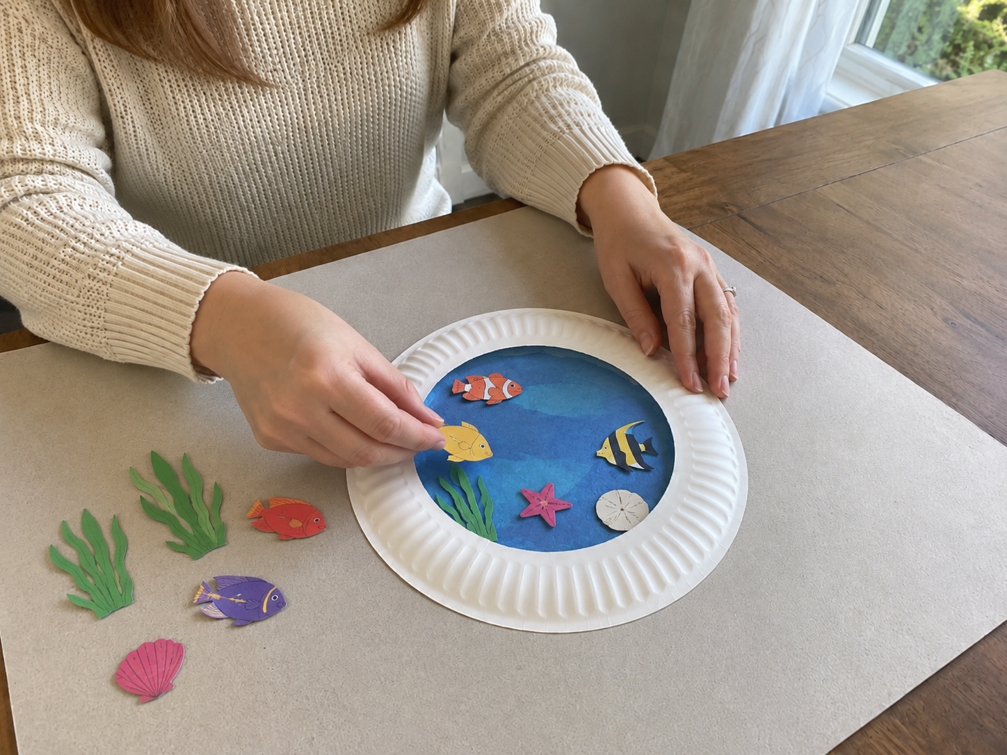 How to decorate with ocean life & seaweed - DIY Paper Plate Ocean Window Suncatcher DIY tutorial