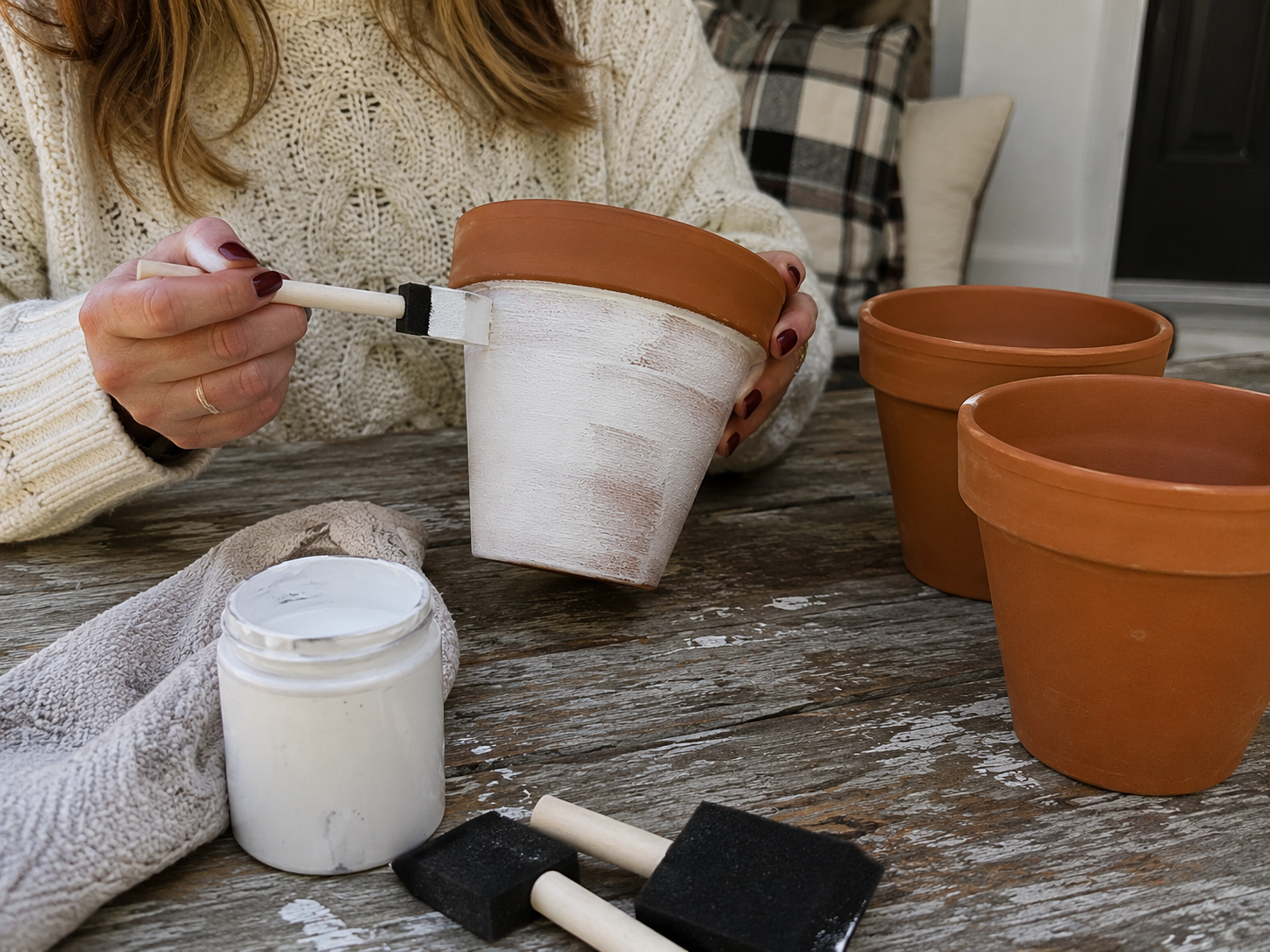 How to prep & prime the pots - Spooky Chic Ghost Flower Pot Porch Decor DIY tutorial